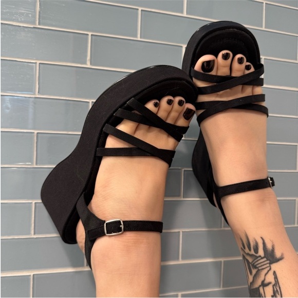 90s Platform Sandals - Picture 3 of 9